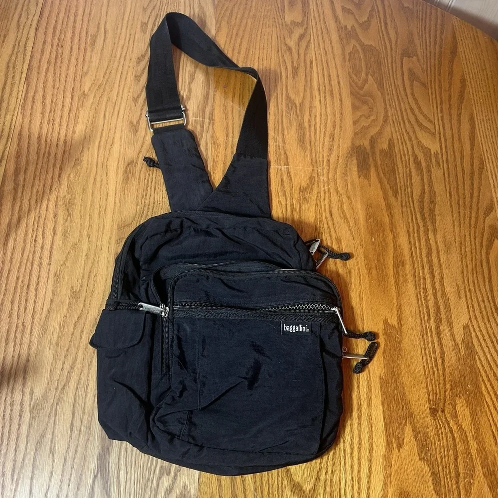 Baggallini Black Sling Bag Adjustable Crossbody Strap Zipper Accent Travel Purse
